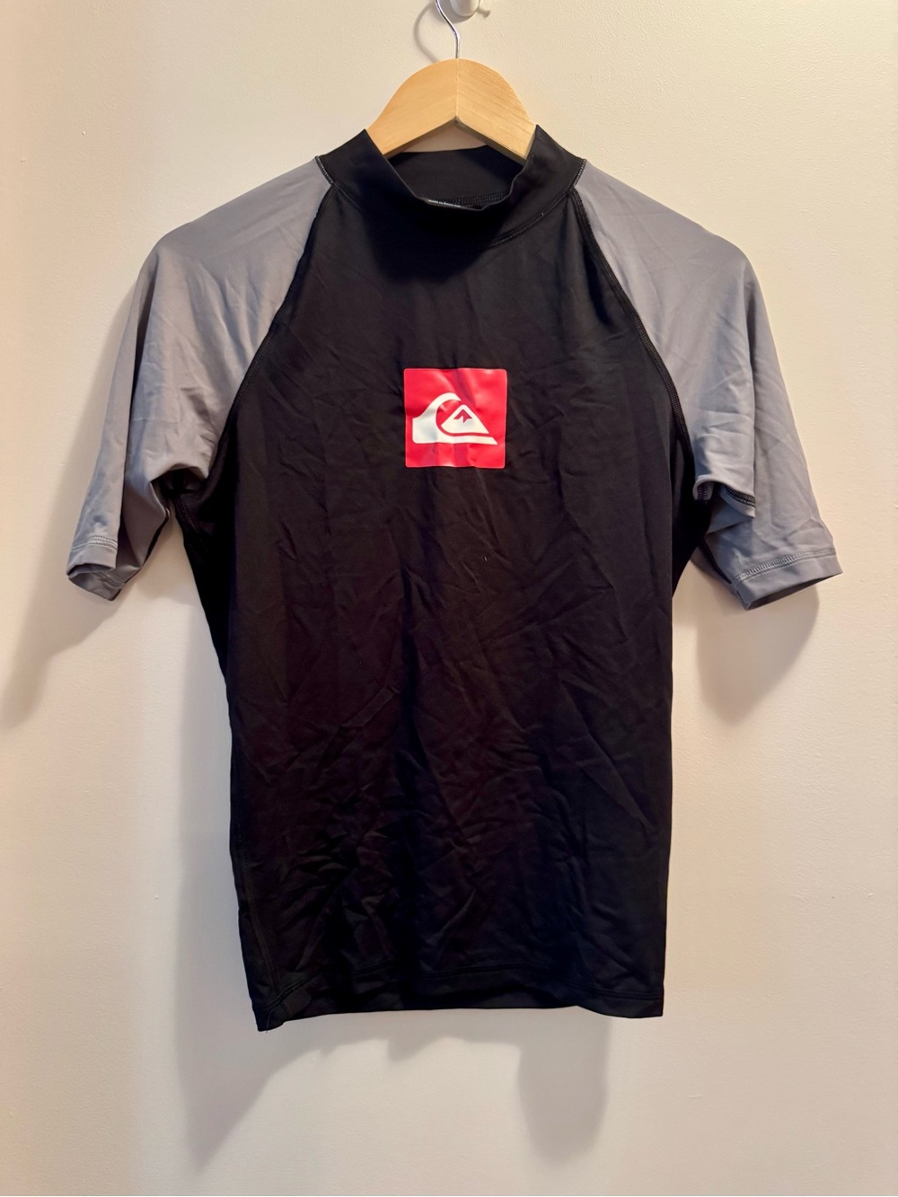 Quiksilver Men’s UPF 50 Surf Rash Guard Short Sleeve Black Grey Tee - Size S